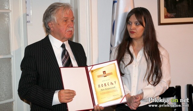 Maja Kovačević ob predaji priznanja Radetu Bakračeviću, foto: Aleksander Bakračević Maja Kovačević ob predaji priznanja Radetu Bakračeviću, foto: Aleksander Bakračević
