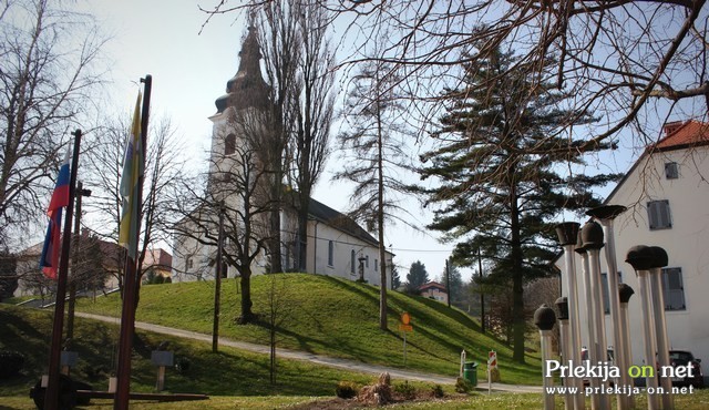 Trije nepridipravi so ponoči vlomili v župnišče v Gornji Radgoni Trije nepridipravi so ponoči vlomili v župnišče v Gornji Radgoni