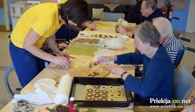 Tradicionalna peka keksov v radenskem DOSOR-ju