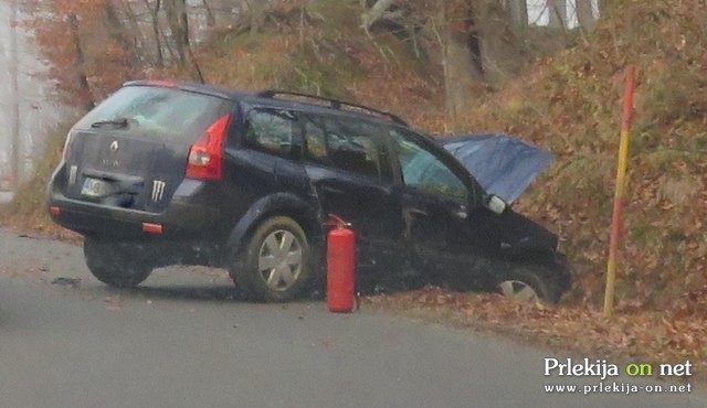 Voznica je zapeljala v obcestni jarek in se poškodovala Voznica je zapeljala v obcestni jarek in se poškodovala