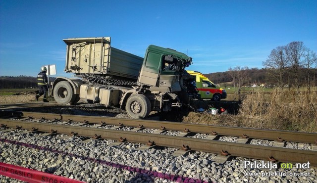 V Trgovišču je prišlo do trčenja vlaka in kamiona