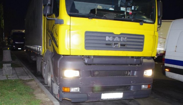 Priklopno tovorno vozilo, ki ga je vozil alkoholizirani voznik, foto: PPP Maribor