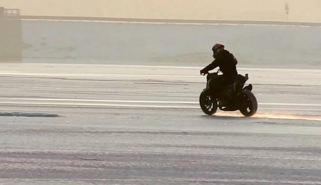 Z motorjem po zaledenelem jezeru Z motorjem po zaledenelem jezeru