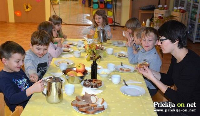 Tradicionalni slovenski zajtrk v vrtcu Manka Golarja v Gornji Radgoni