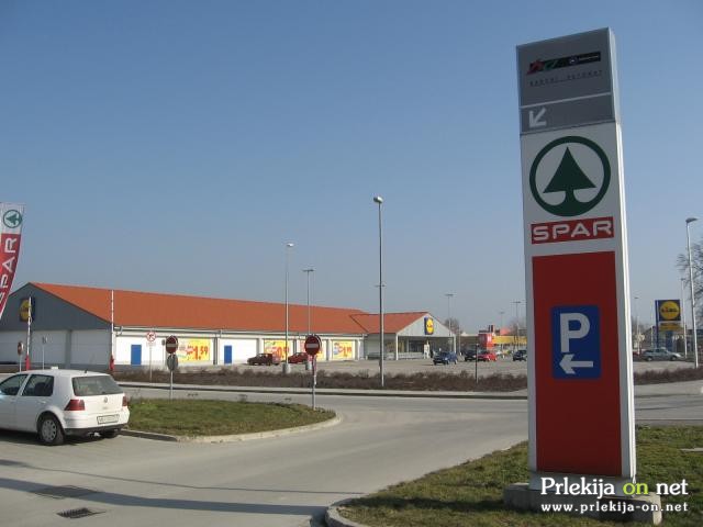 Nakupovanje se splača v večjih trgovinah, kot so Spar, Lidl, Hofer, ...