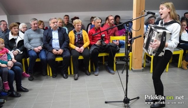 Eva Tompa odlično poje in igra Eva Tompa odlično poje in igra
