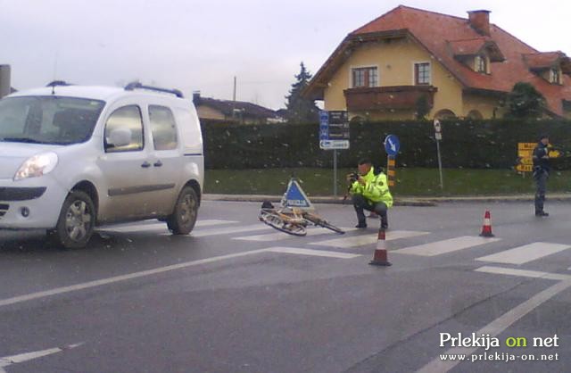 Izsilil prednost kolesarki, ki se je pri tem hudo telesno poškodovala