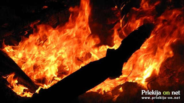 Požar je uničil kuhinjski element in poškodoval strop v okolici dimnika Požar je uničil kuhinjski element in poškodoval strop v okolici dimnika