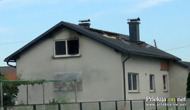 Ogenj je zajel podstrešje stanovanjske hiše