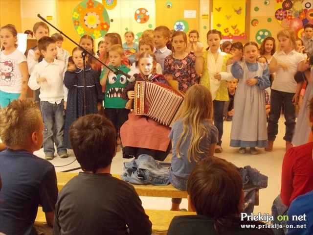 Pevke in pevci ob mladi glasbenici Pevke in pevci ob mladi glasbenici