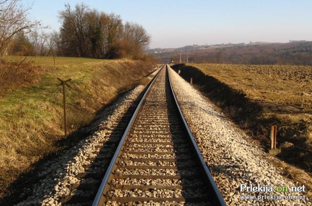 Po tirih je pripeljala motorna drezina in trčila v vozilo Po tirih je pripeljala motorna drezina in trčila v vozilo