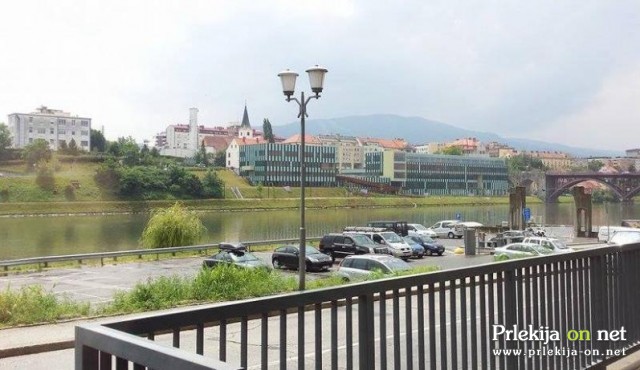 Preživljali so popoldan na desnem nabrežju reke Drave, v bližini večjega nakupovalnega središča v Mariboru Preživljali so popoldan na desnem nabrežju reke Drave, v bližini večjega nakupovalnega središča v Mariboru