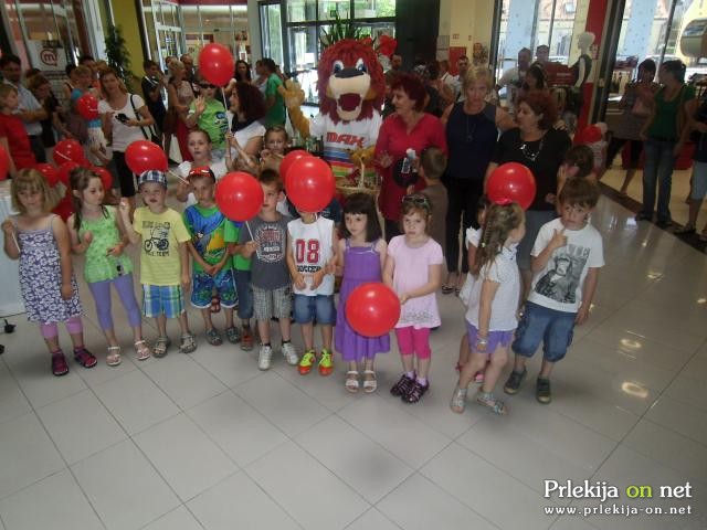 Otroci z levčkom Maxijem Otroci z levčkom Maxijem