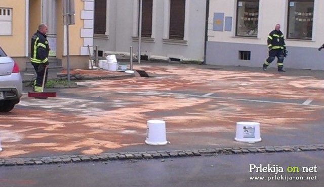 Gasilci so onesnažene površine očistili Gasilci so onesnažene površine očistili