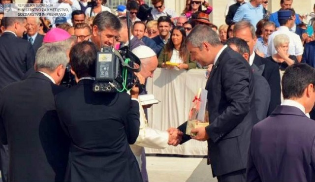 Papež Frančišek in Dejan Židan, foto: Ministrstvo za kmetijstvo, gozdarstvo in prehrano Papež Frančišek in Dejan Židan, foto: Ministrstvo za kmetijstvo, gozdarstvo in prehrano
