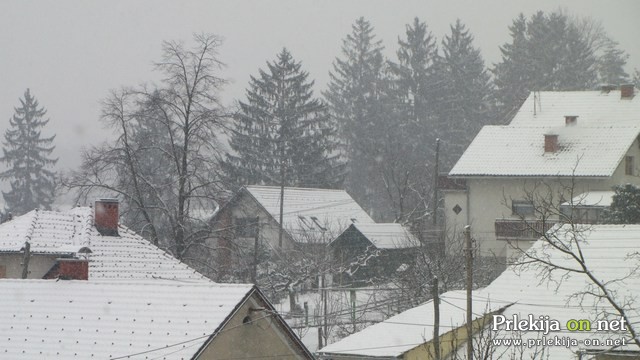 Nedeljsko jutro je bilo spet zasneženo Nedeljsko jutro je bilo spet zasneženo