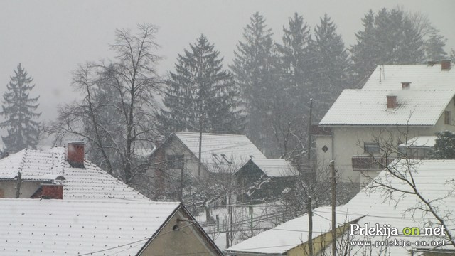 Nedeljsko jutro je bilo spet zasneženo