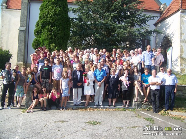 Skupinska fotografija vseh povabljenih svatov na zlati poroki zakoncev Vrbnjak Skupinska fotografija vseh povabljenih svatov na zlati poroki zakoncev Vrbnjak