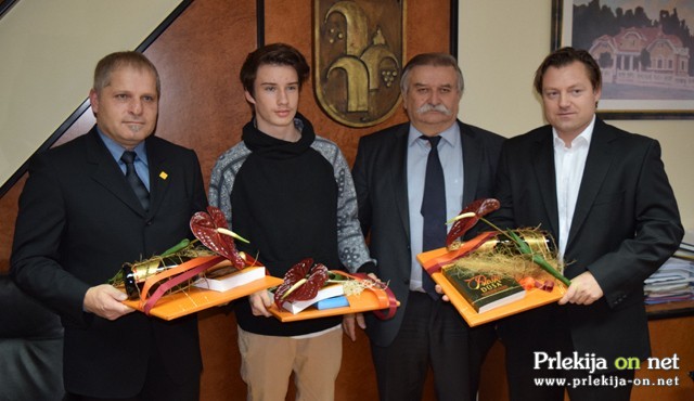 Trojica nagrajencev pri županu Janezu Rihtariču