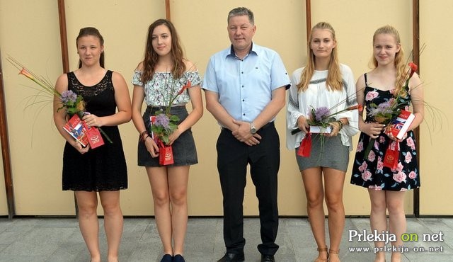 Urška Fras, Pia Novak, Tija Eva Lovrec in Aneja Rozman so vseh devet razredov osnovne šole zaključile z odličnim uspehom