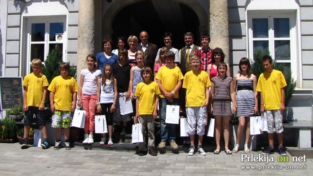 Mladi čebelarji Mladi čebelarji