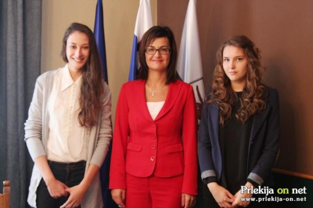 Županja je sprejela zlati maturantki GFML, Stašo Vintar in Petro Slavinec Županja je sprejela zlati maturantki GFML, Stašo Vintar in Petro Slavinec